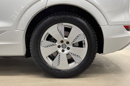 valkoinen Audi e-tron 2019 kuva 13.