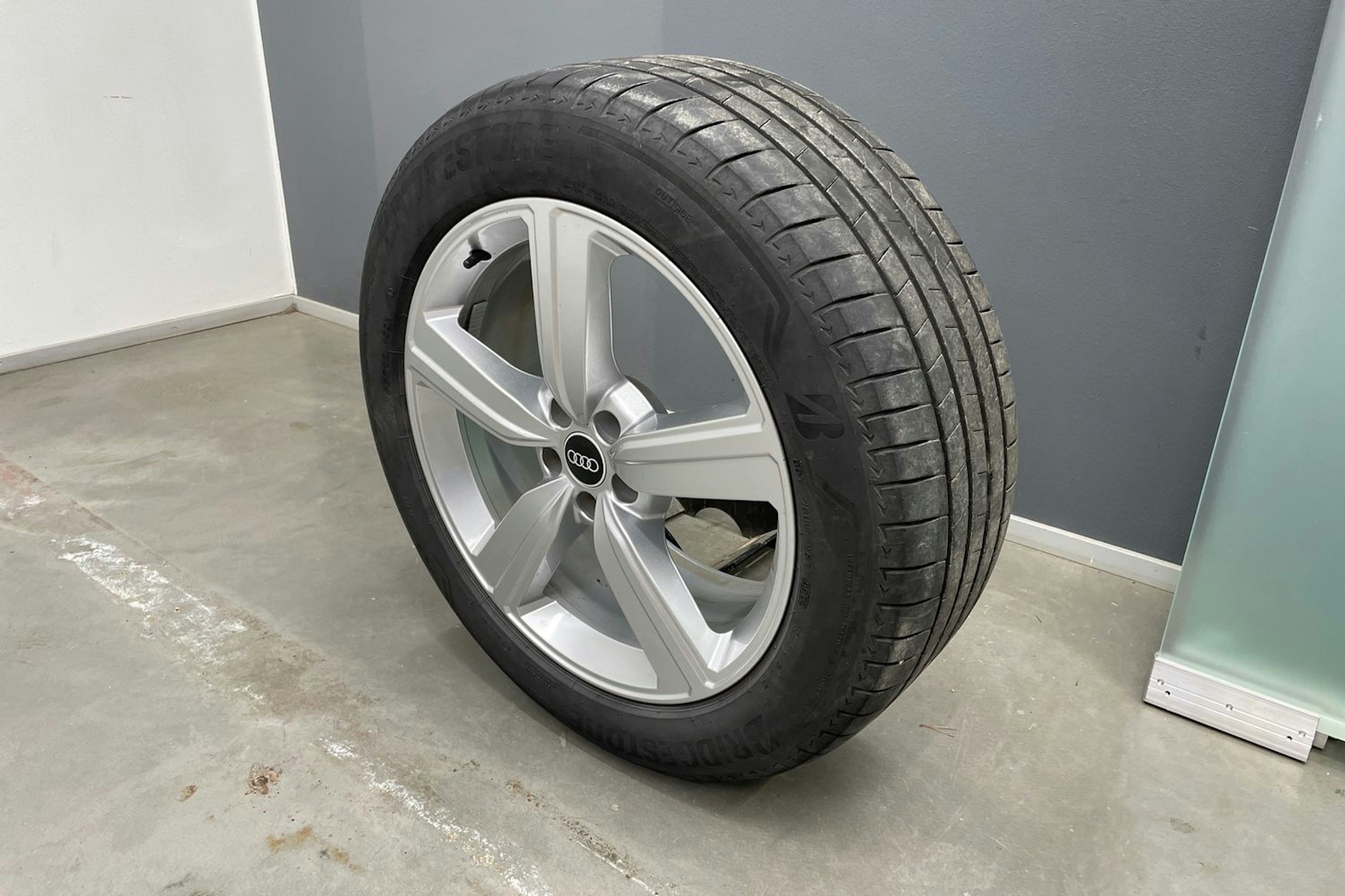 valkoinen Audi e-tron 2019 kuva 14.