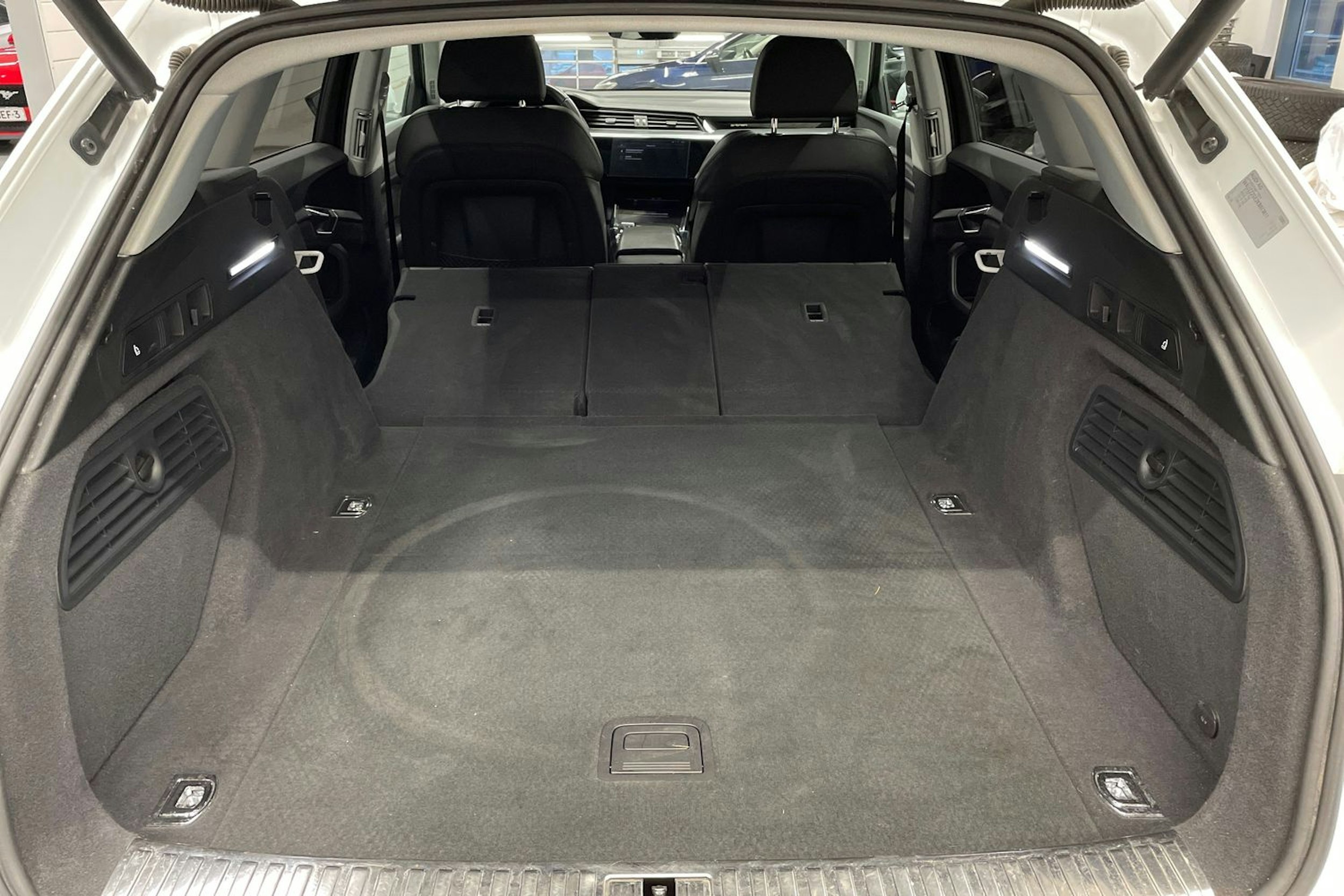 valkoinen Audi e-tron 2019 kuva 15.