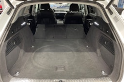 valkoinen Audi e-tron 2019 kuva 15.