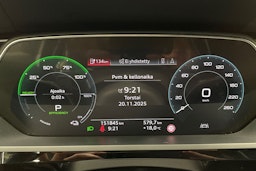 valkoinen Audi e-tron 2019 kuva 16.
