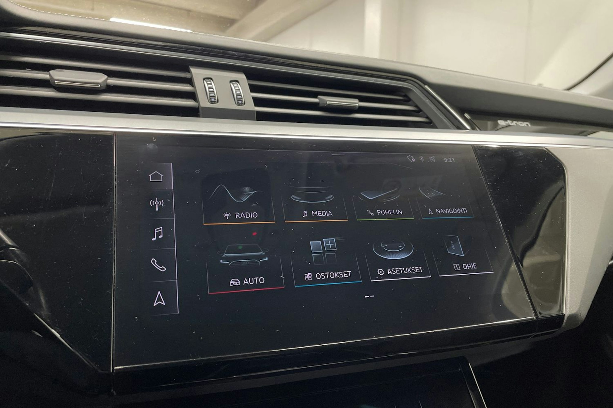 valkoinen Audi e-tron 2019 kuva 17.