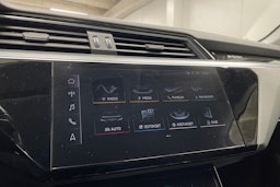 valkoinen Audi e-tron 2019 kuva 17.