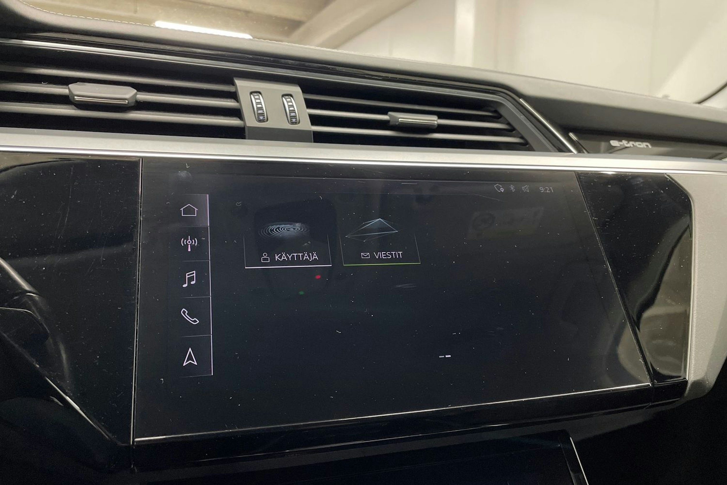 valkoinen Audi e-tron 2019 kuva 18.