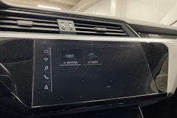 valkoinen Audi e-tron 2019 kuva 18.