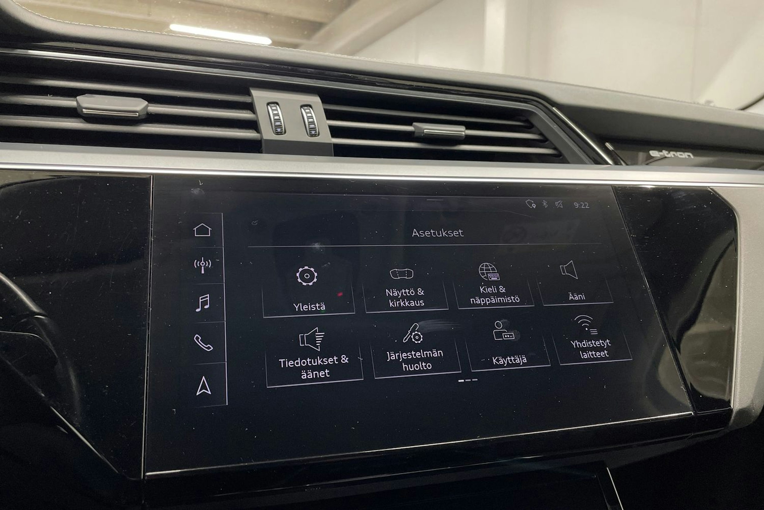 valkoinen Audi e-tron 2019 kuva 19.