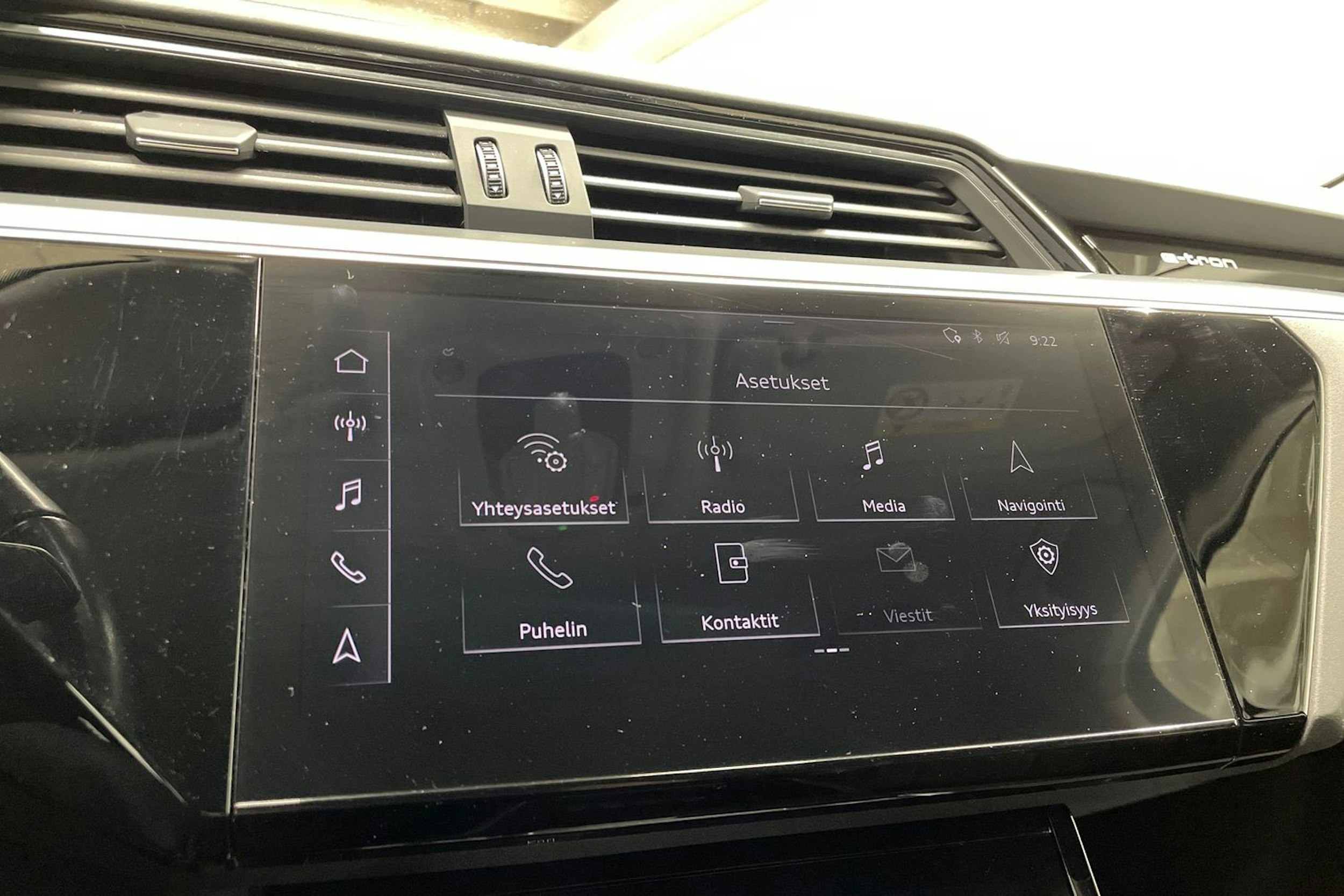 valkoinen Audi e-tron 2019 kuva 20.