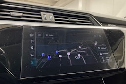 valkoinen Audi e-tron 2019 kuva 21.