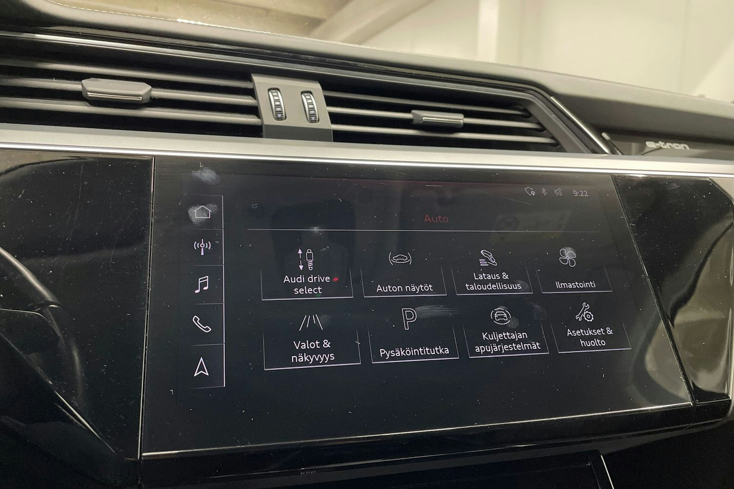 valkoinen Audi e-tron 2019 kuva 22.