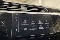 valkoinen Audi e-tron 2019 kuva 22.