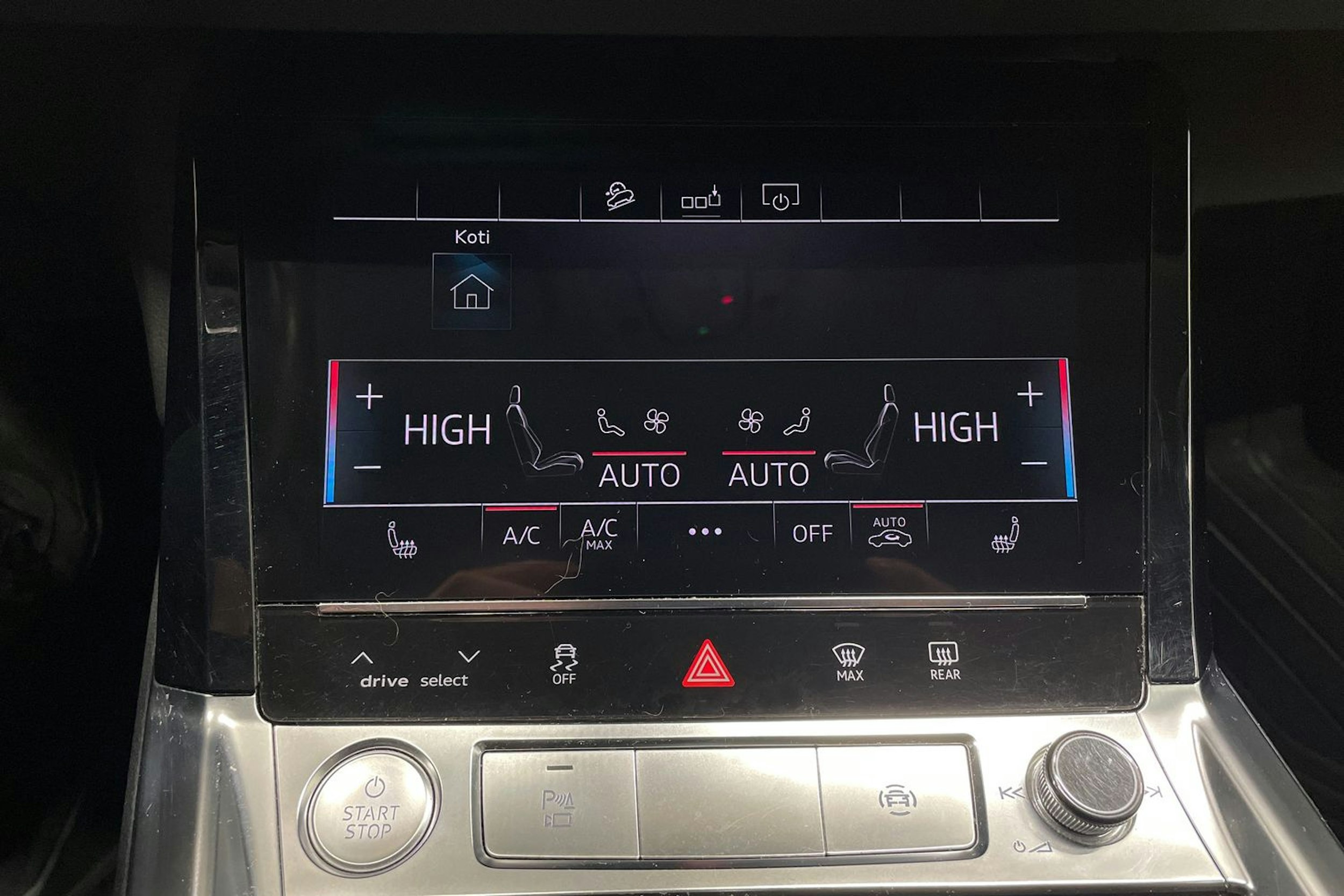 valkoinen Audi e-tron 2019 kuva 23.