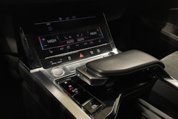 valkoinen Audi e-tron 2019 kuva 24.