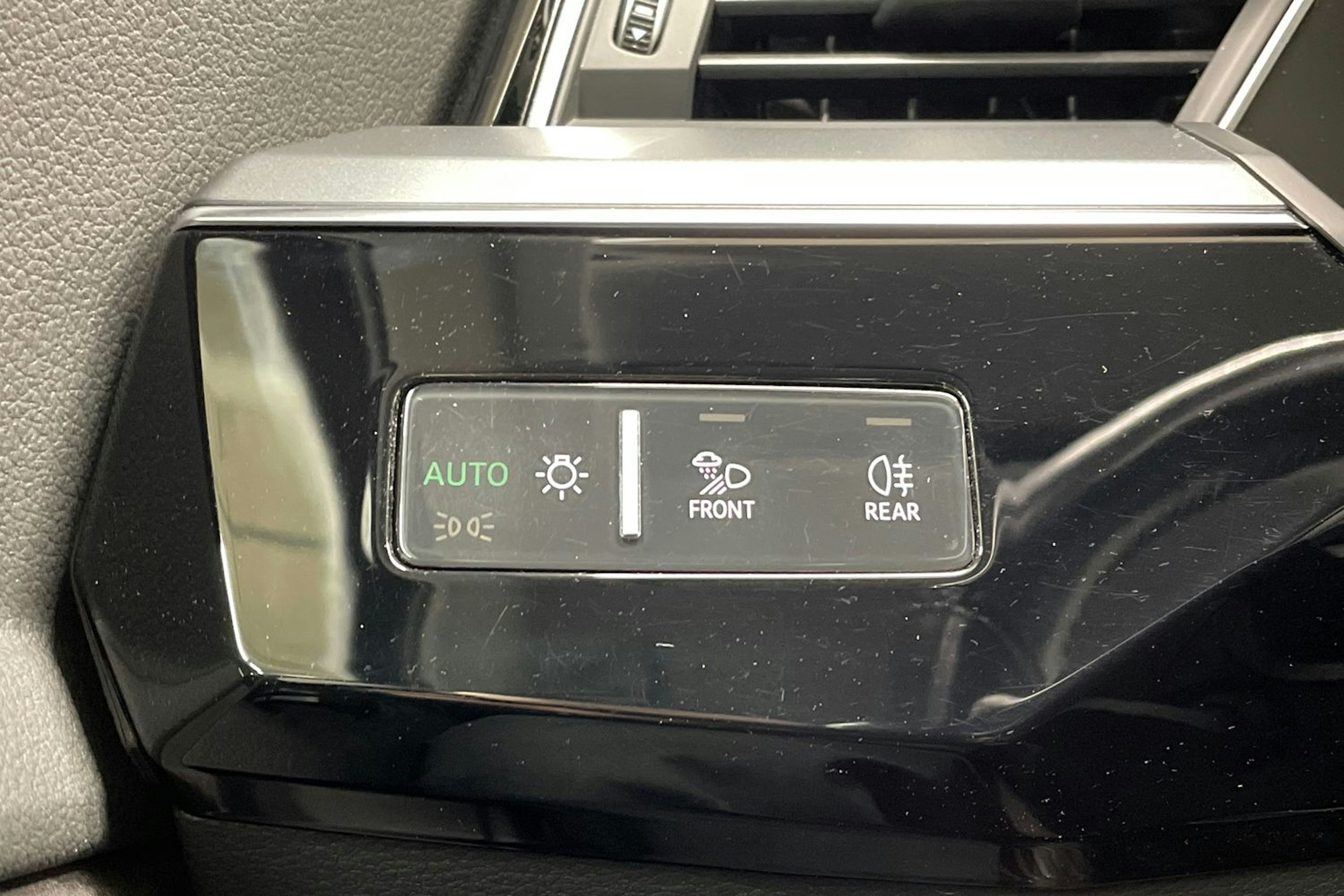 valkoinen Audi e-tron 2019 kuva 25.