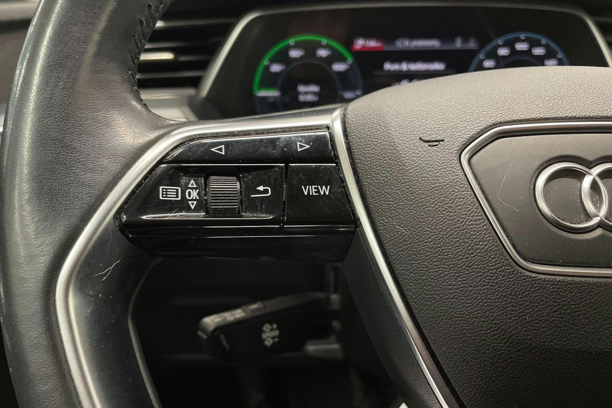 valkoinen Audi e-tron 2019 kuva 26.