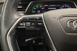 valkoinen Audi e-tron 2019 kuva 26.