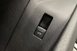 valkoinen Audi e-tron 2019 kuva 28.