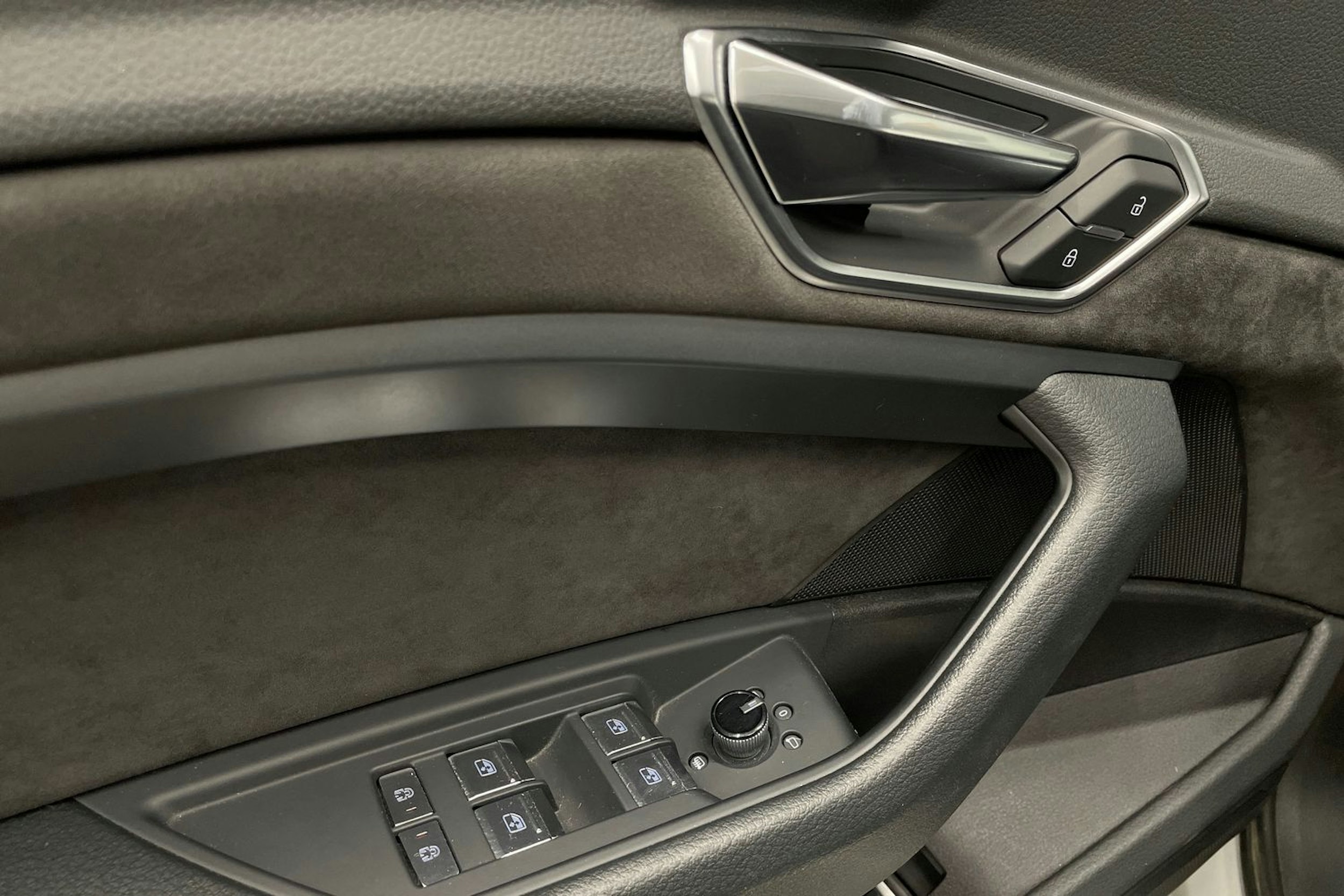 valkoinen Audi e-tron 2019 kuva 29.