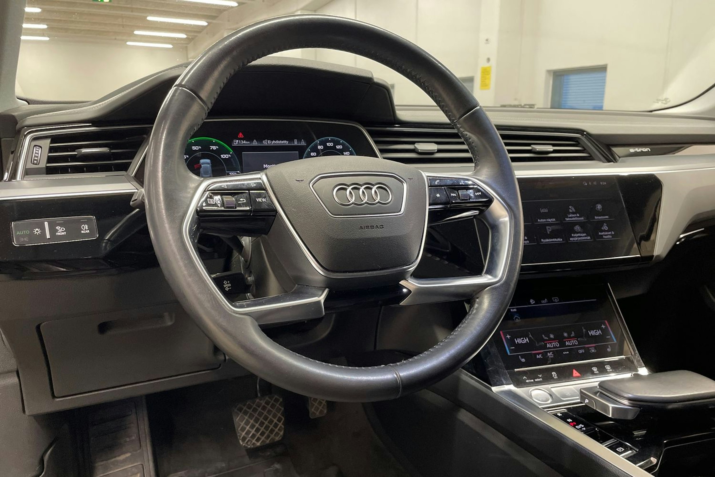 valkoinen Audi e-tron 2019 kuva 30.