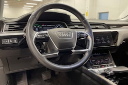 valkoinen Audi e-tron 2019 kuva 30.