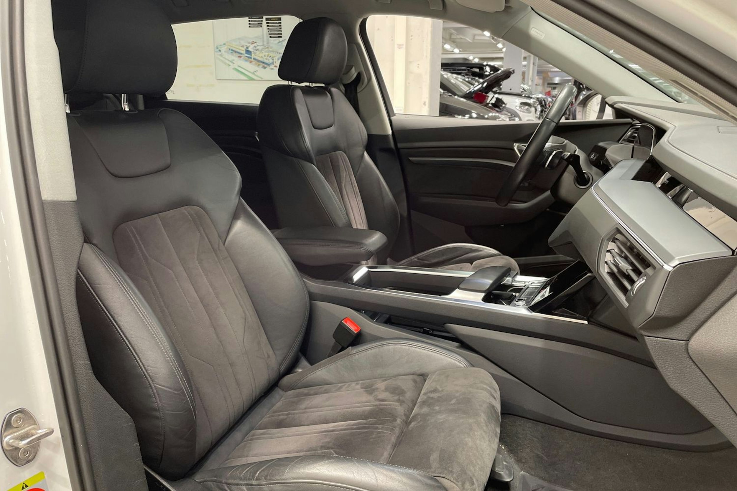 valkoinen Audi e-tron 2019 kuva 31.