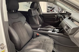 valkoinen Audi e-tron 2019 kuva 31.