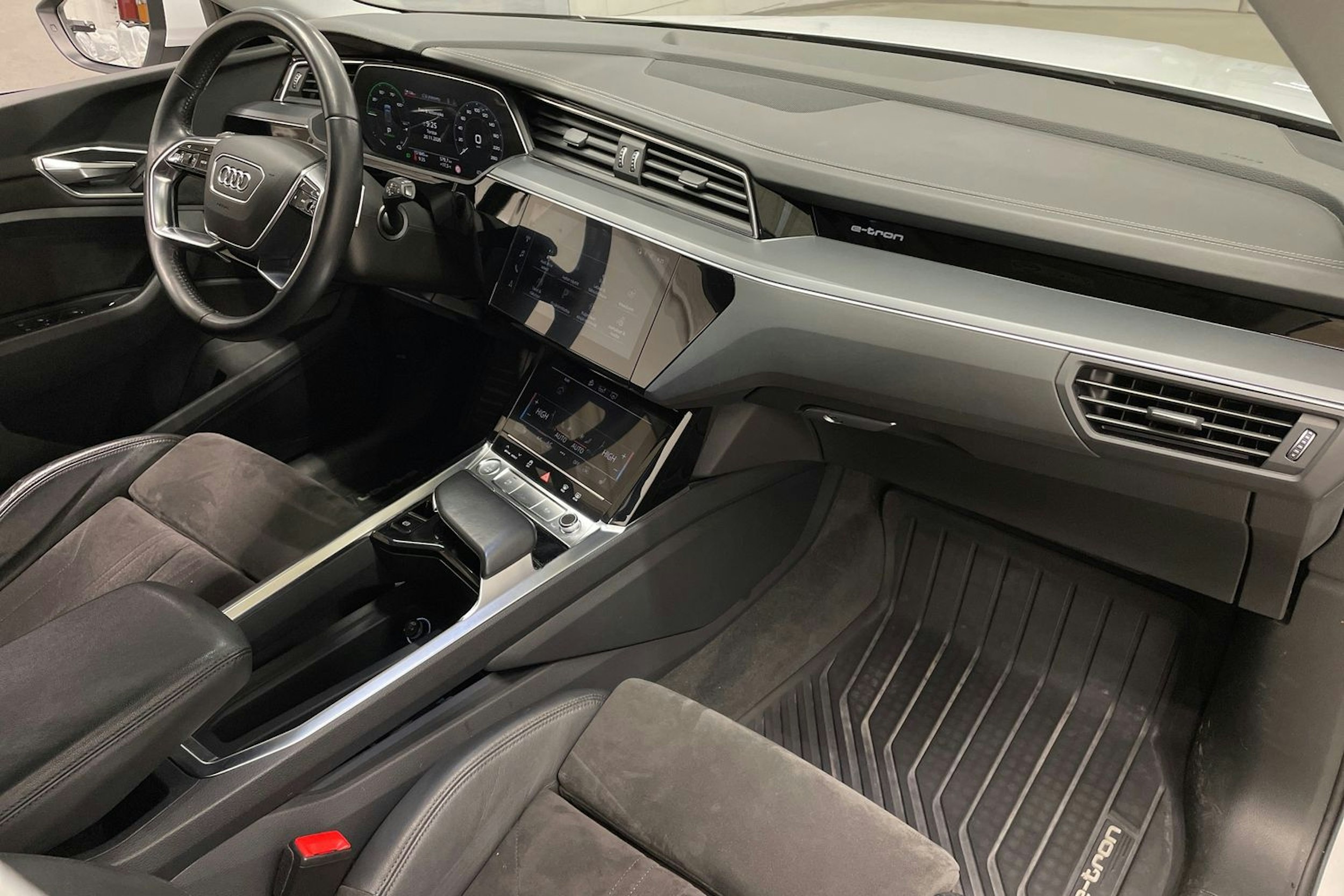 valkoinen Audi e-tron 2019 kuva 32.