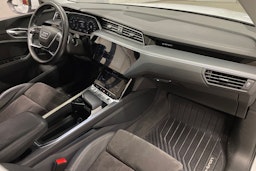 valkoinen Audi e-tron 2019 kuva 32.