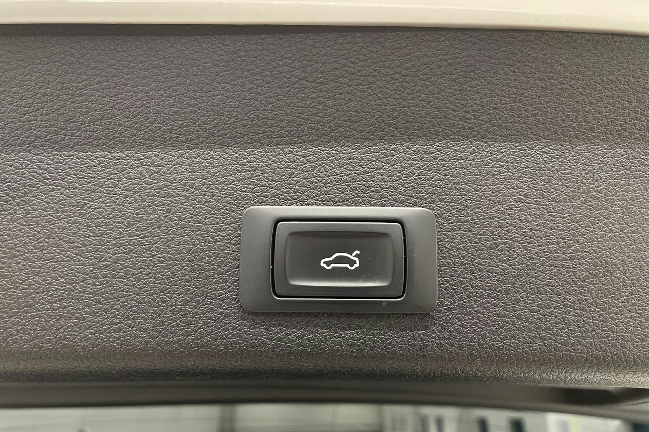 valkoinen Audi e-tron 2019 kuva 33.