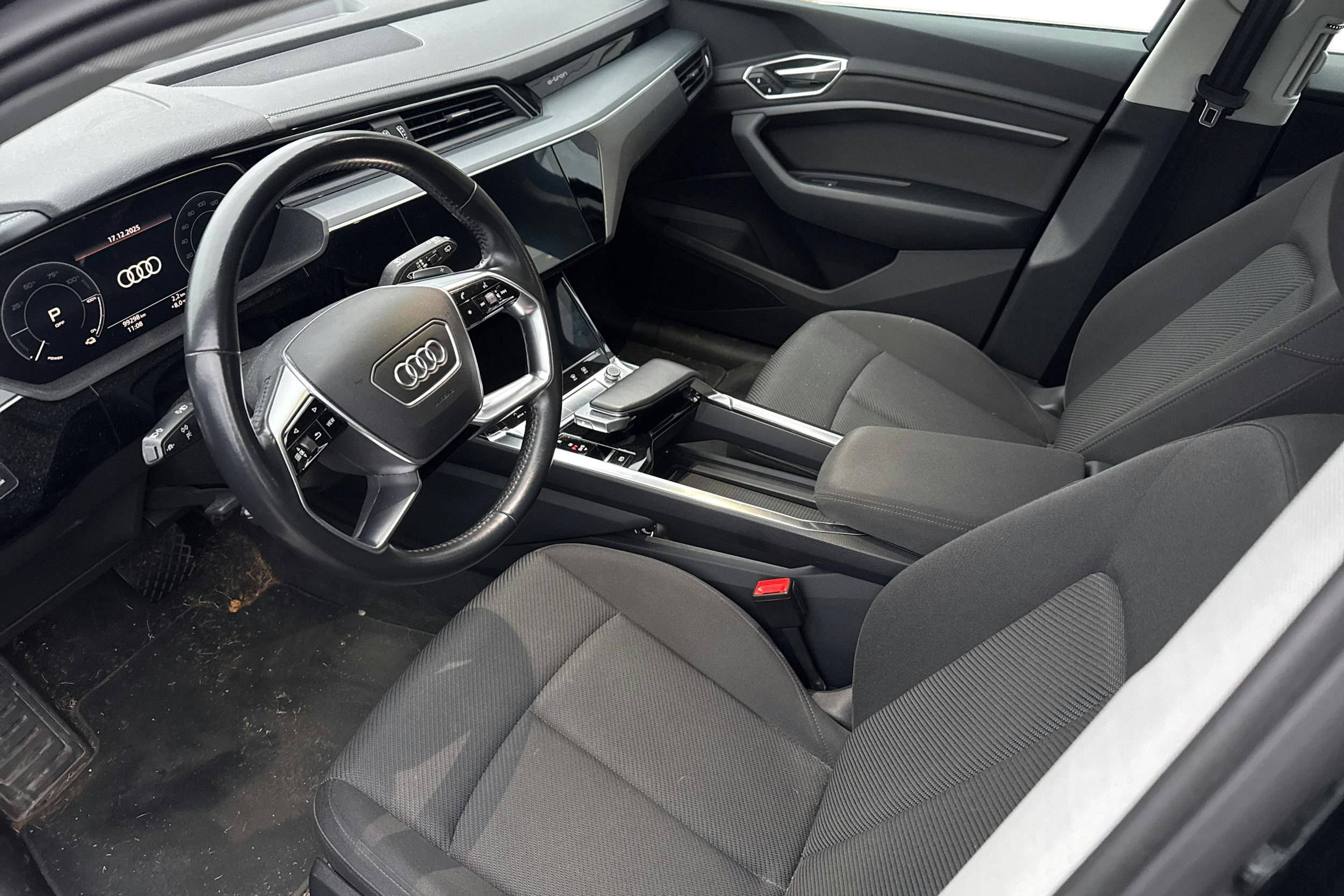 musta Audi e-tron 2019 kuva 3.