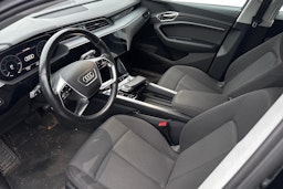 musta Audi e-tron 2019 kuva 3.