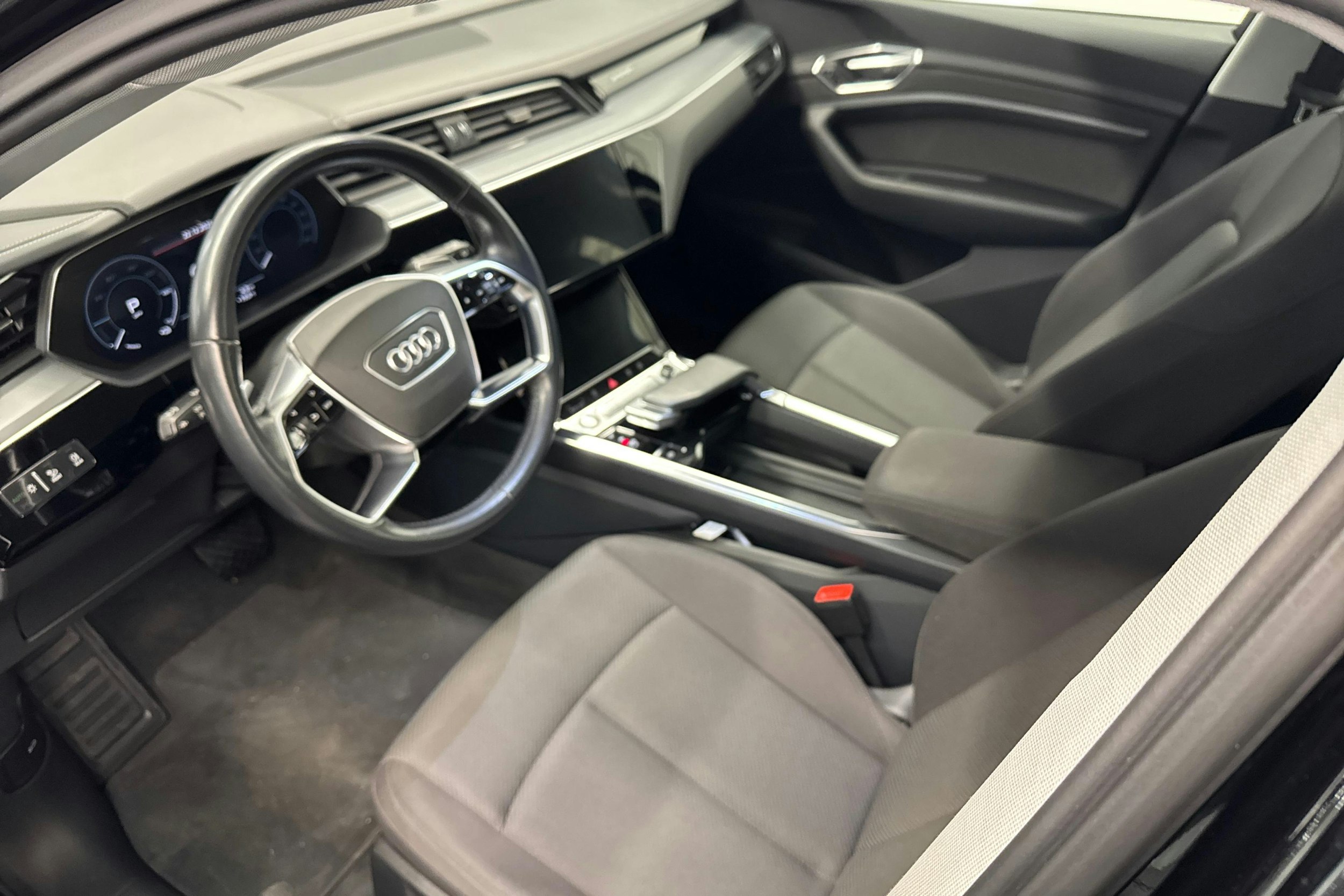 musta Audi e-tron 2019 kuva 7.