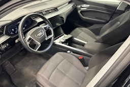 musta Audi e-tron 2019 kuva 7.