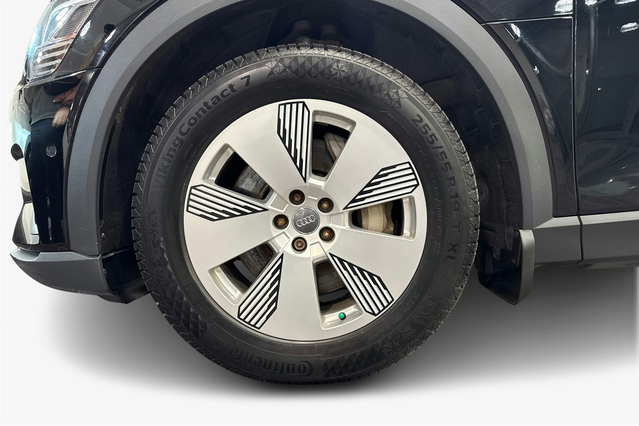 musta Audi e-tron 2019 kuva 11.