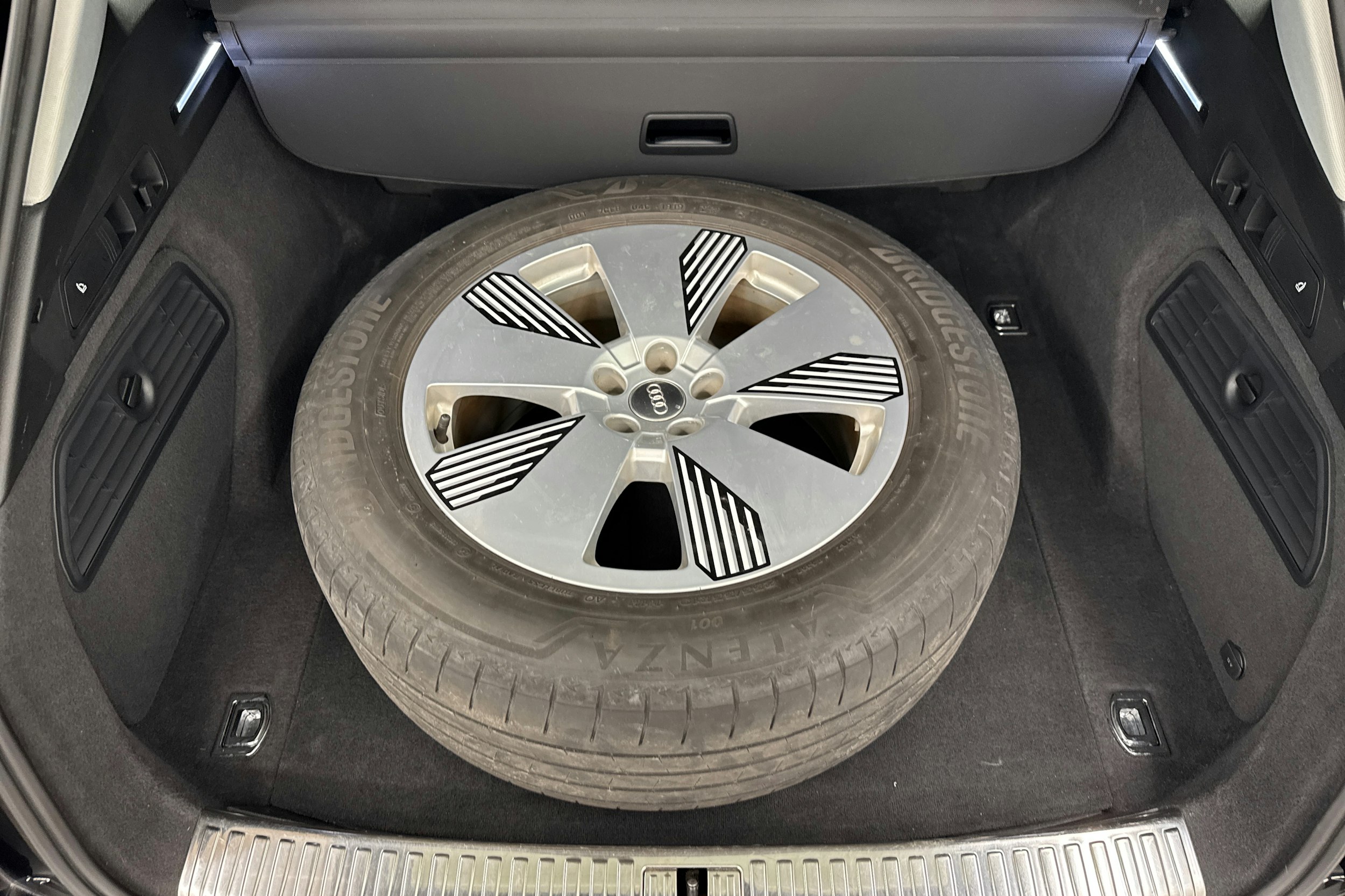 musta Audi e-tron 2019 kuva 13.