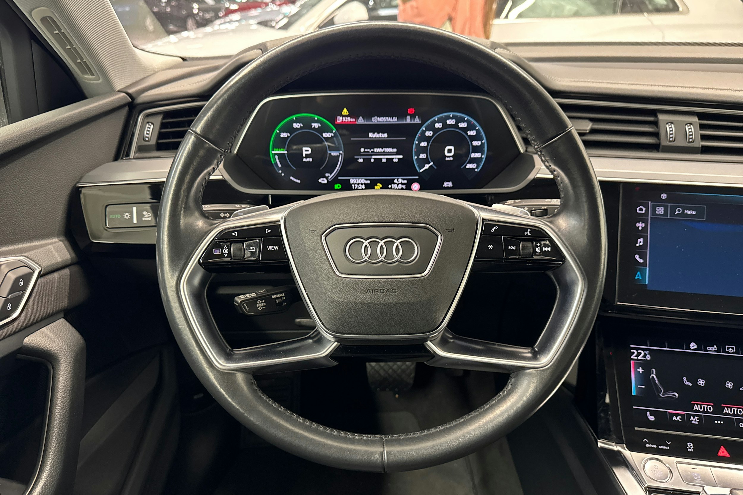 musta Audi e-tron 2019 kuva 14.