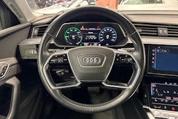 musta Audi e-tron 2019 kuva 14.