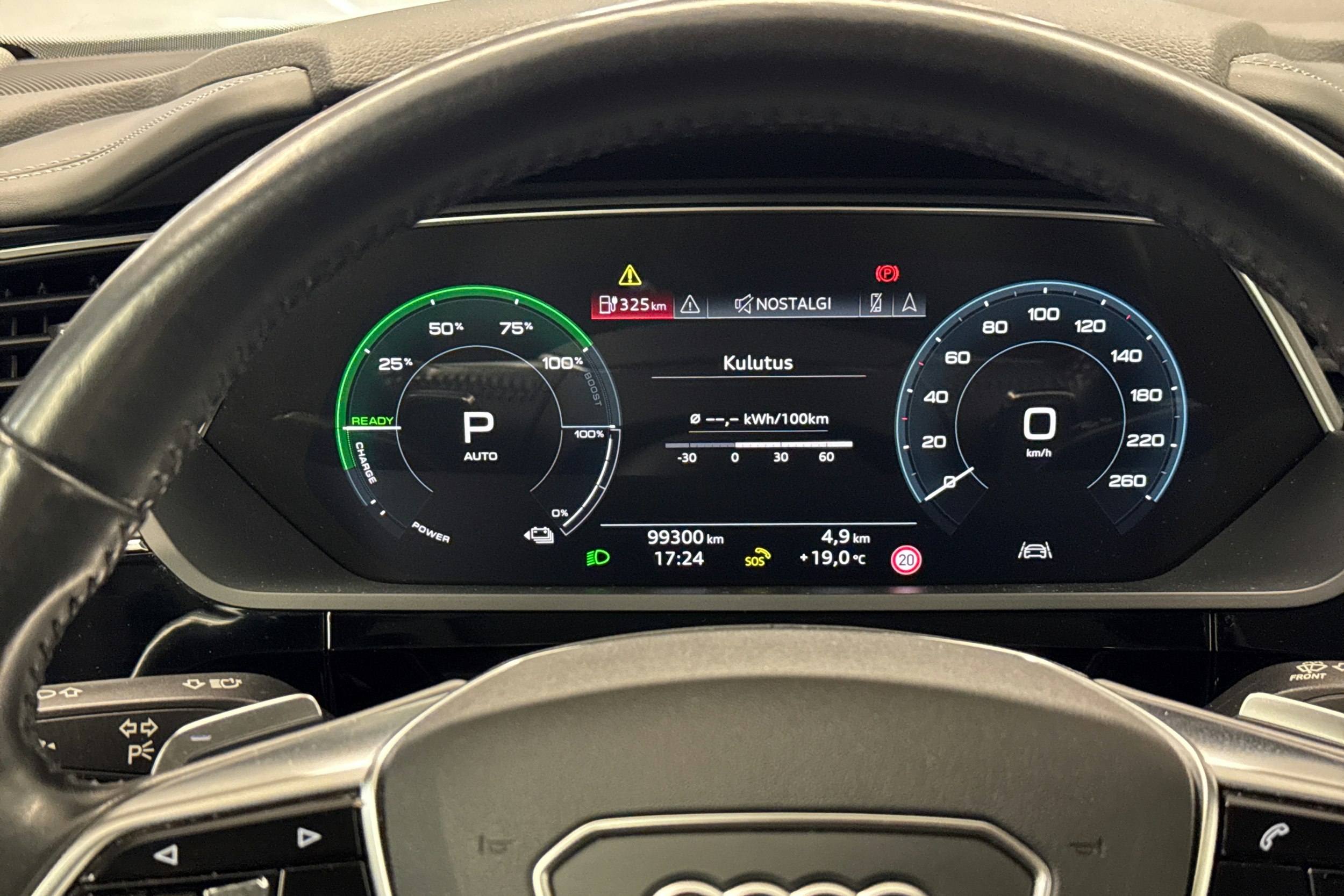 musta Audi e-tron 2019 kuva 15.