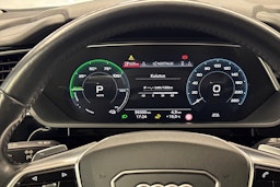 musta Audi e-tron 2019 kuva 15.