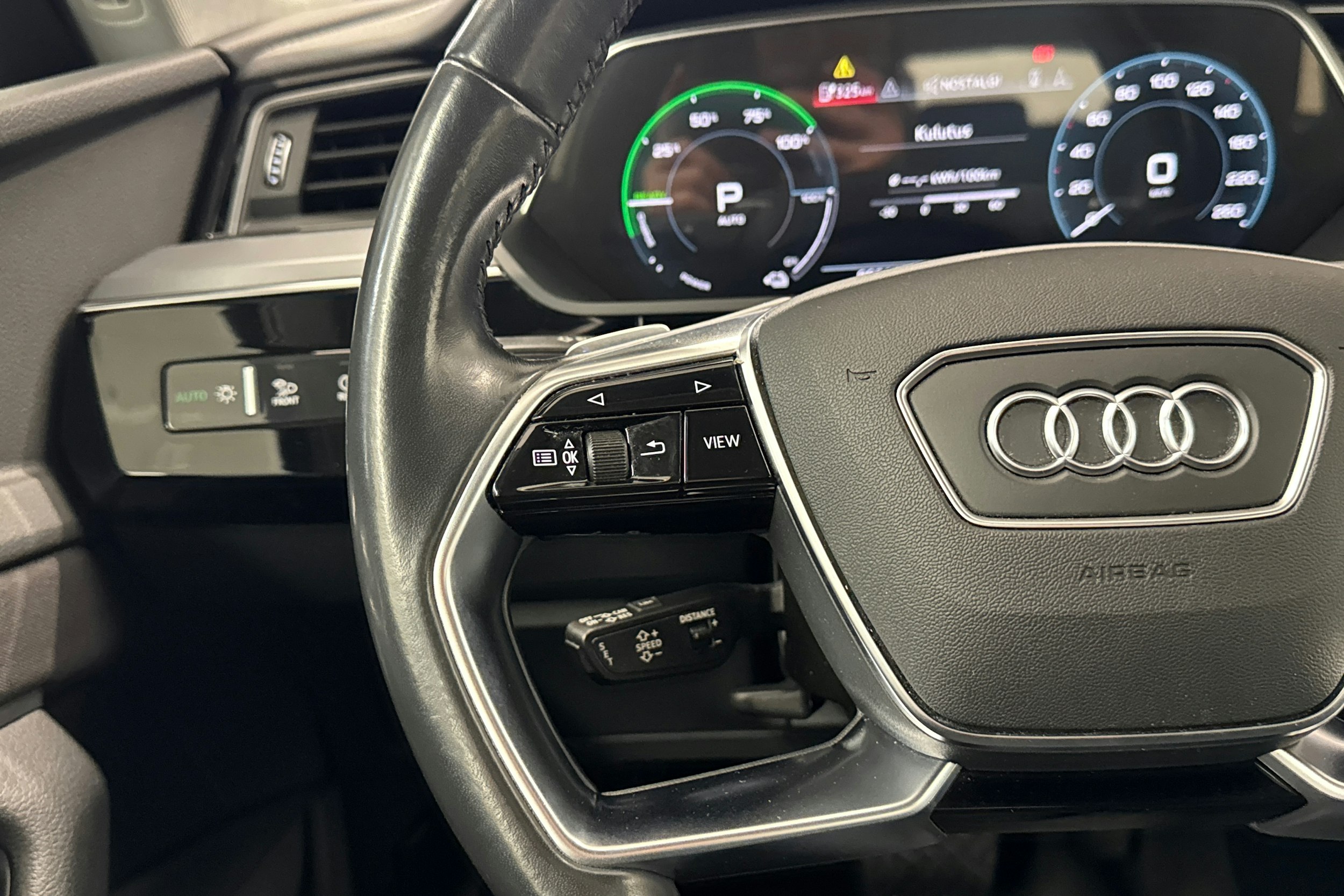 musta Audi e-tron 2019 kuva 16.