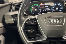 musta Audi e-tron 2019 kuva 16.