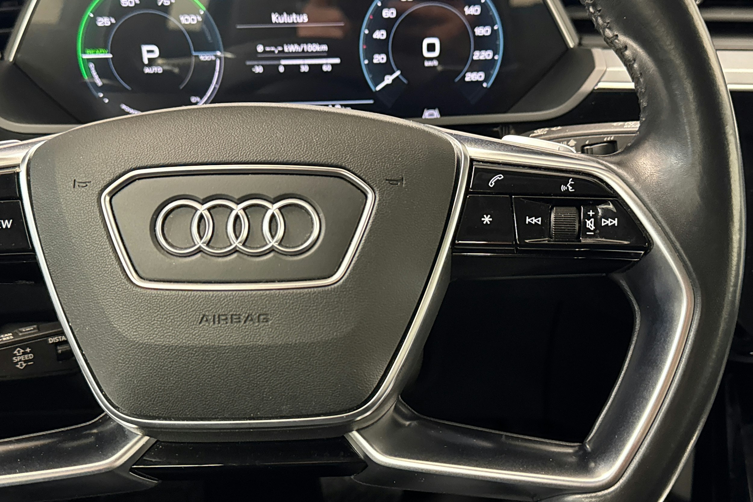 musta Audi e-tron 2019 kuva 17.