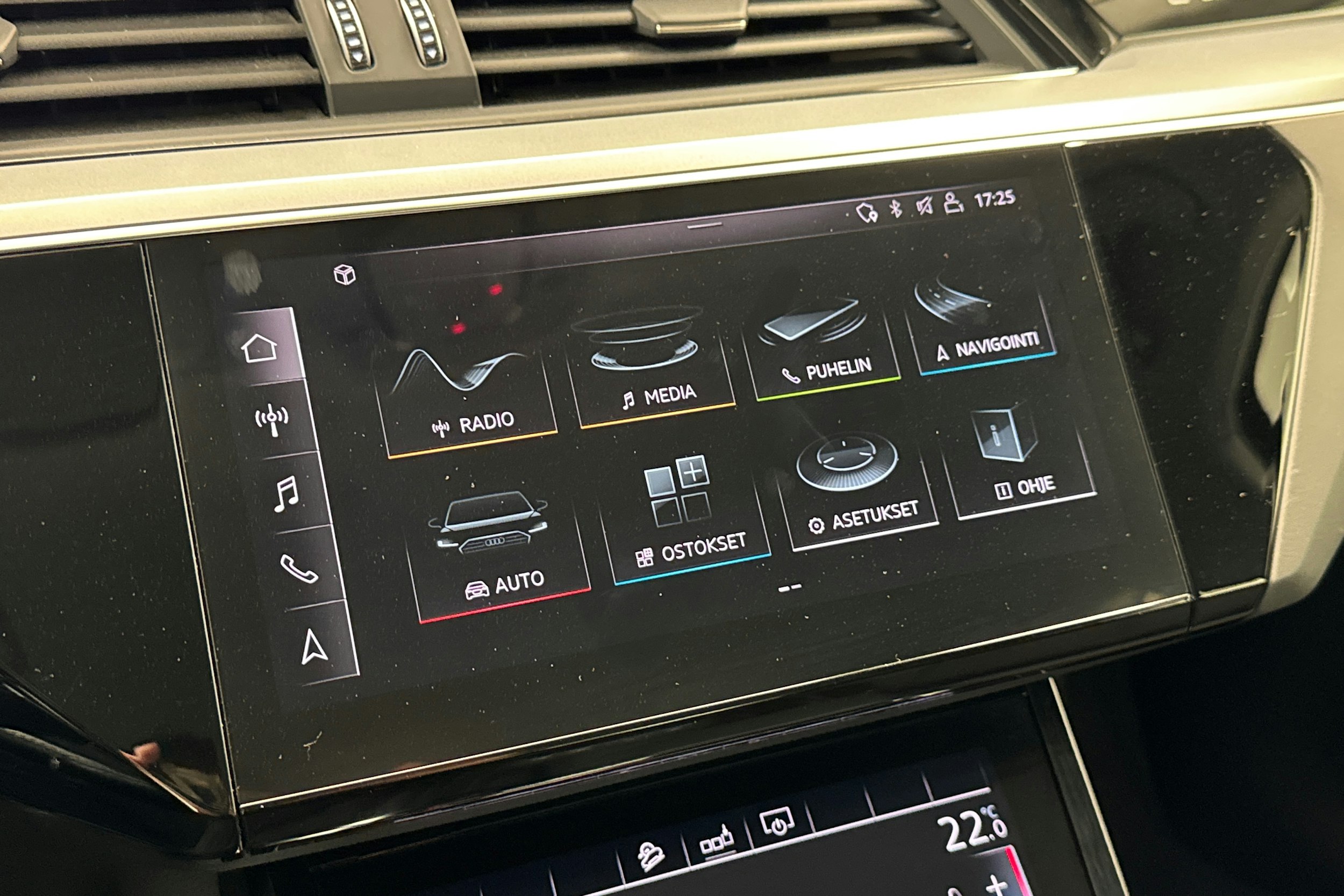 musta Audi e-tron 2019 kuva 21.