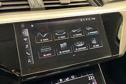 musta Audi e-tron 2019 kuva 21.