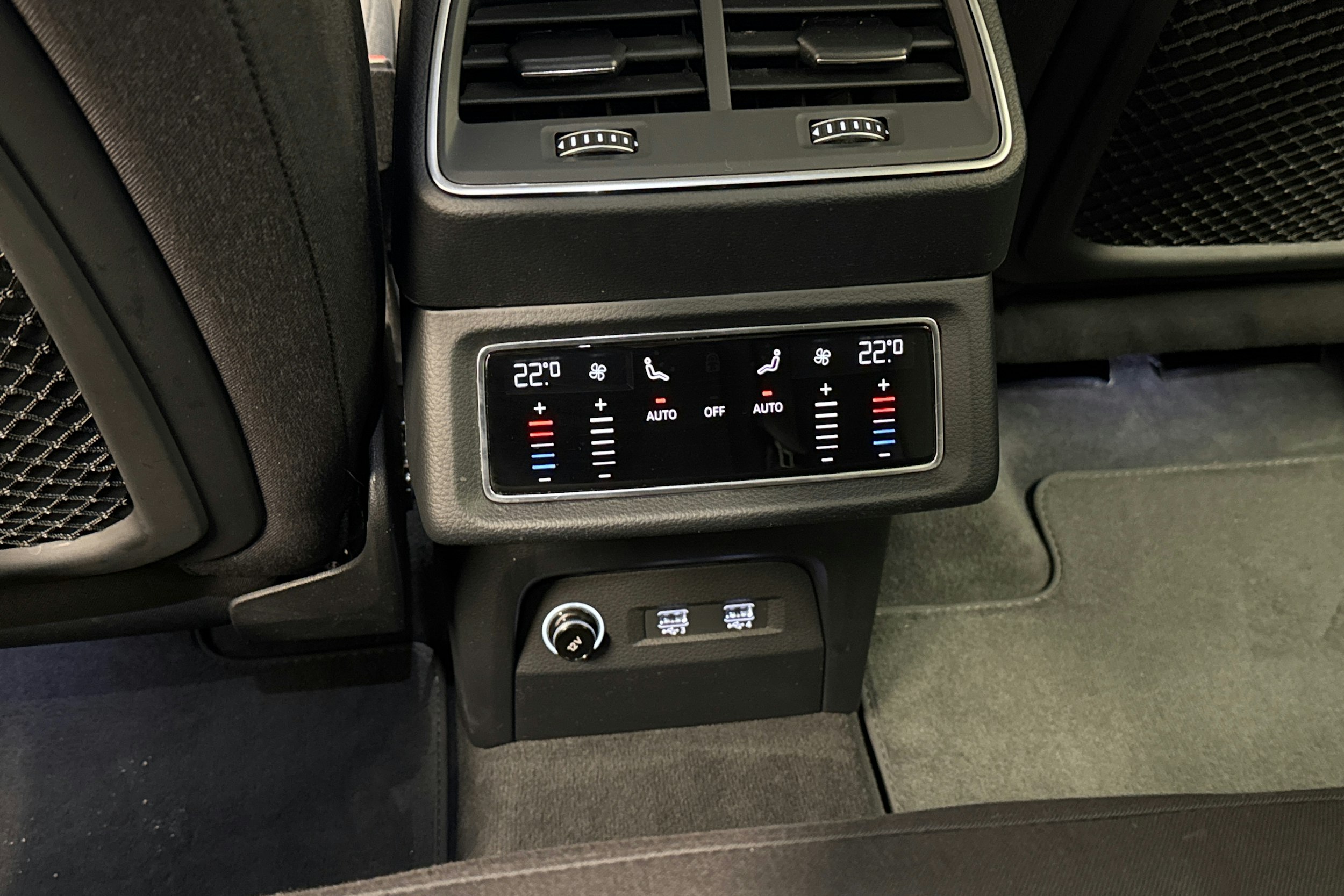 musta Audi e-tron 2019 kuva 24.