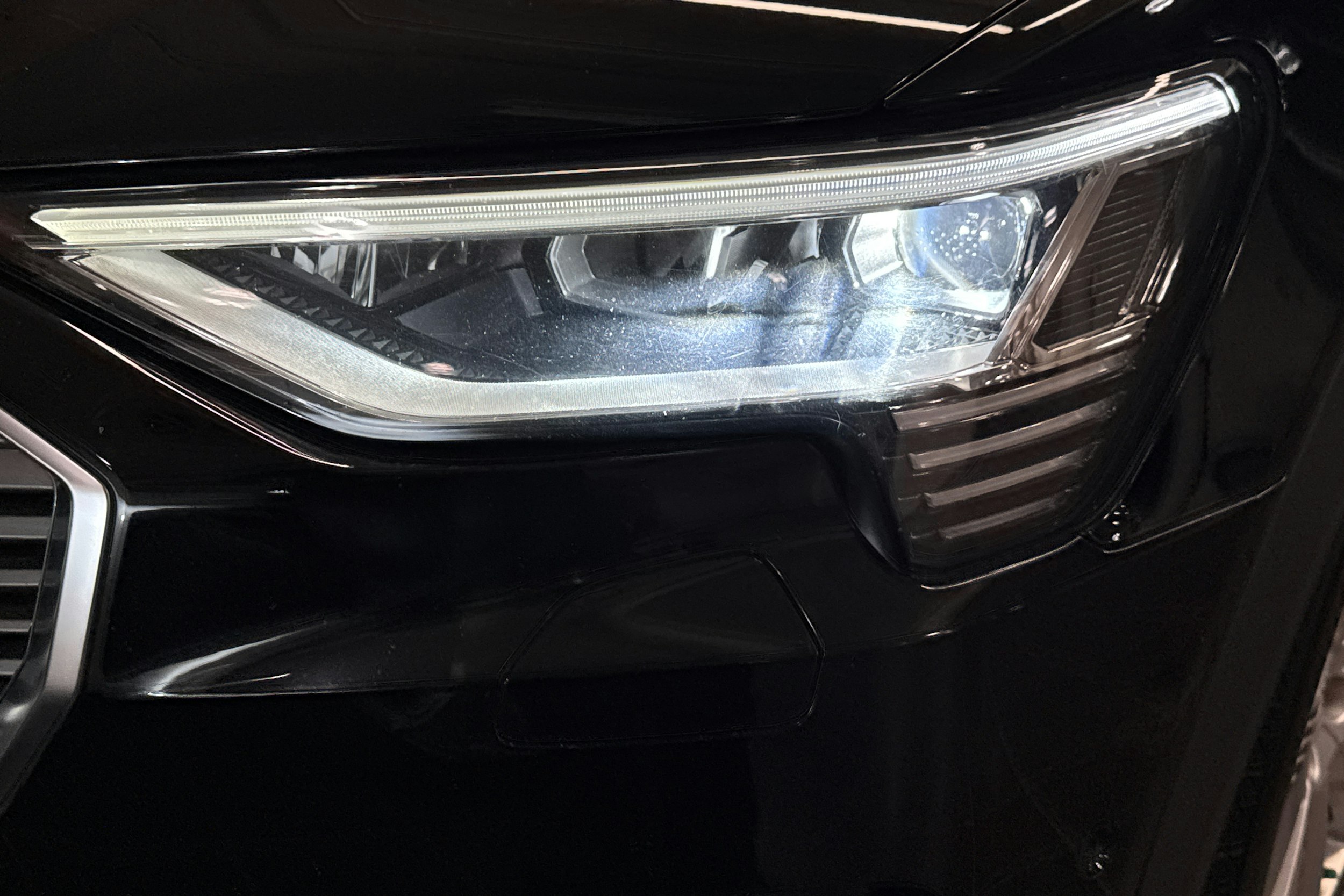 musta Audi e-tron 2019 kuva 25.