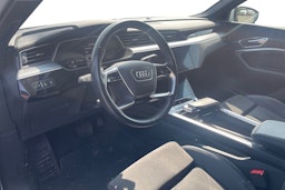 valkoinen Audi e-tron 2019 kuva 3.