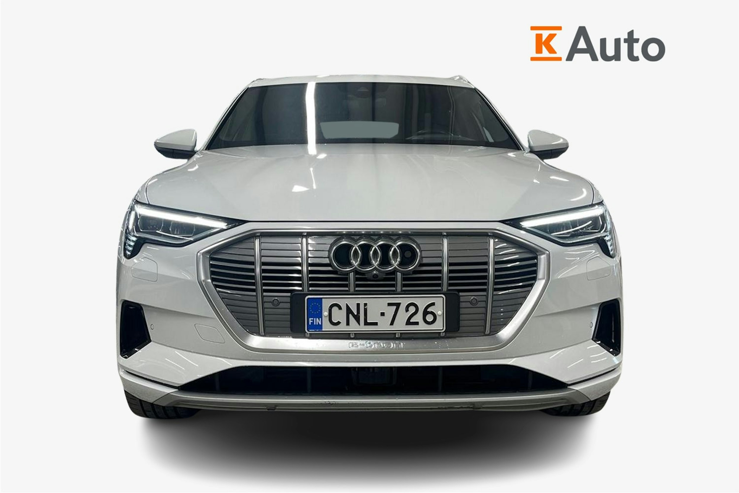 valkoinen Audi e-tron 2019 kuva 5.