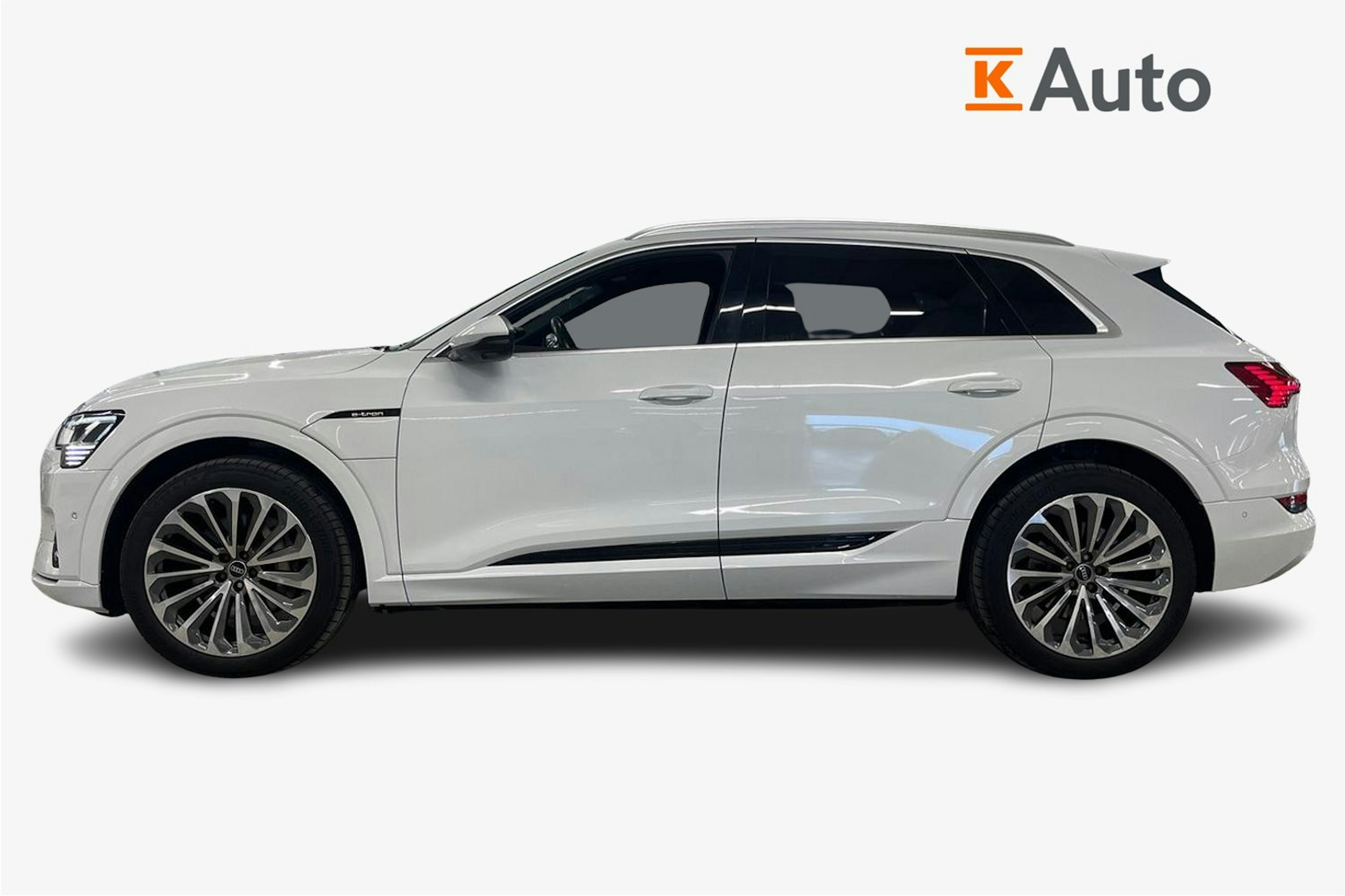 valkoinen Audi e-tron 2019 kuva 6.