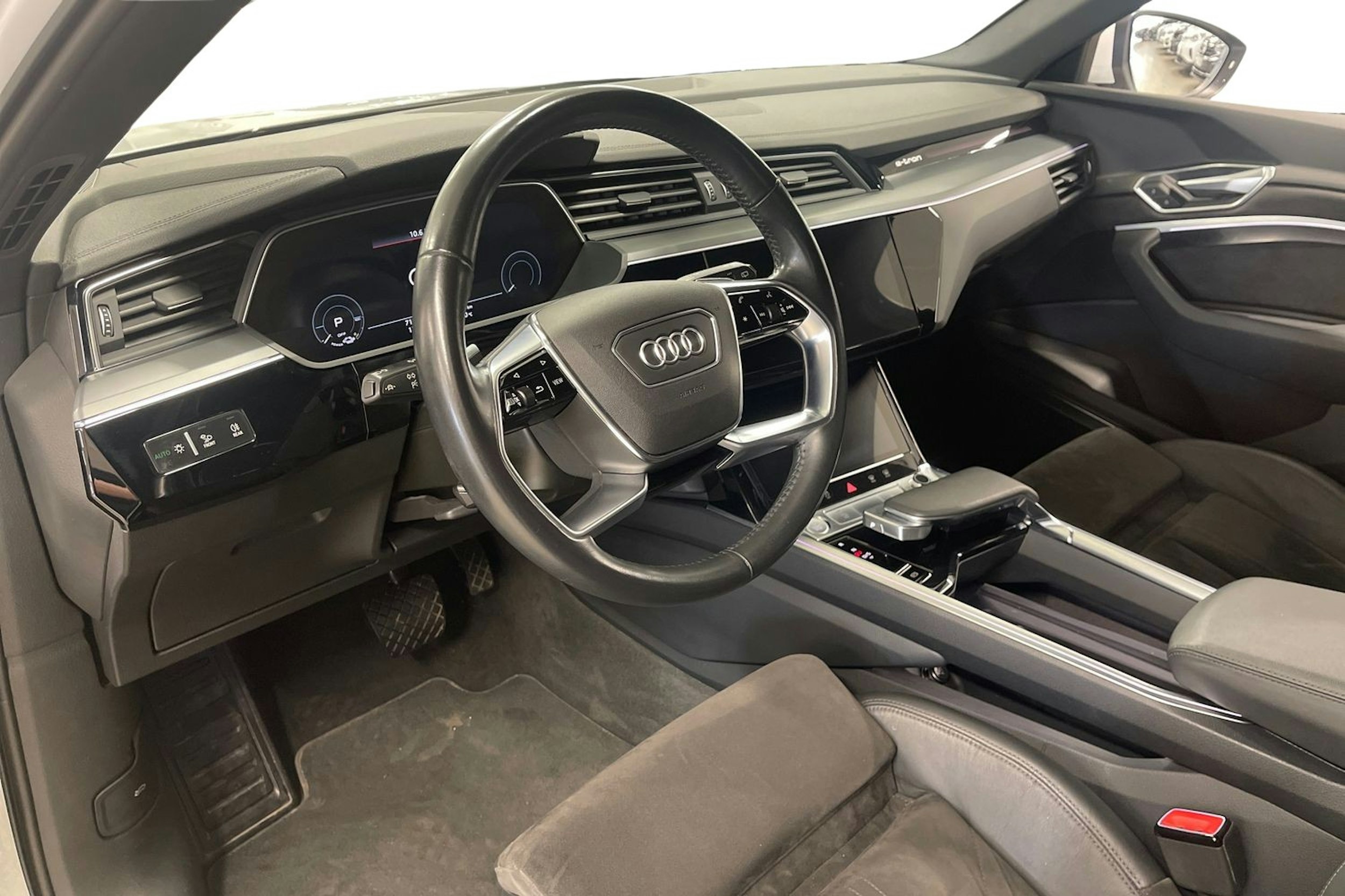 valkoinen Audi e-tron 2019 kuva 7.