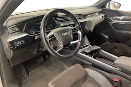 valkoinen Audi e-tron 2019 kuva 7.